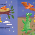 Links: „Zu spät ... sie klettern zusammen auf den Baum.“ Rechts: „Zu dritt spielen sie Fußball mit einem Stein.“ Verspielte Dinosaurier.