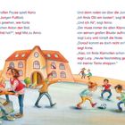 Text über Kinder, die Fußball spielen und sich über Jungs und Klamotten unterhalten. Illustration: Schulhof, Kinder spielen.