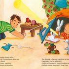 Text: Ein Vater und ein Kind bauen ein Zelt im Wohnzimmer. Der Vater macht Licht mit einer Taschenlampe. Spielzeug liegt herum.