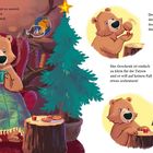 Ein Bär sitzt am Kamin mit Tee und Keksen. Er versucht, ein kleines Geschenk zu öffnen, ohne es zu zerkratzen. Es klingelt.