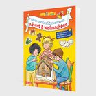 Zwei Kinder auf dem Boden, eins mit rotem Streifenpullover, betrachten ein Spielzeughaus, daneben eine Kiste mit Bauklötzen.