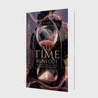Buchtitel: "ALL TIME RUNS OUT". Autor: M. D. Hirt. Zitat: "Sie glaubte nicht an Götter bis einer ihr Herz stahl." Sanduhr-Illustration.