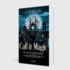 Auf dem Buchcover steht: CAT DYLAN, Call it Magic, WOLFSGEHEIMNIS 3, COVE. Ein mystisches Stadtbild vor einem großen Vollmond.
