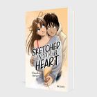 „SKETCHED IN YOUR HEART“ von Claudia Balzer. Illustration zweier Personen in liebevoller Umarmung.