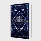 "DARK WATERS. Fae lieben nicht. Fae fressen." Umschlag in dunklem Design mit blauen Blumen und geometrischen Mustern.