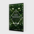 Text: "Helen Hoeft. Dark Waters. Fae vergeben nicht. Fae vernichten. LCOVE."  
Ein Buchcover, dunkelgrün mit floralen Elementen.