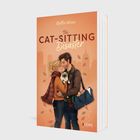 "The Cat-Sitting Disaster" von Nellie Weisz. Eine Frau und ein Mann kuscheln mit einer Katze, umgeben von fallenden Blättern.