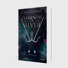 "EMILIA LAFORGE DARKNESS OF SILVER RISING FIRE COVE" in Silber auf rauchigem, dunklem Hintergrund mit gekreuzten Schwertern.