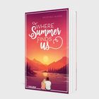 "WHERE SUMMER FINDS US" in verspielter Schrift. Illustration von Paar am See bei Sonnenuntergang, Berge im Hintergrund.