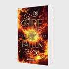 „FIRE FALLEN“ von Elise Kova, Carlsen Verlag, mit Flammen und Sonne auf dem Cover.