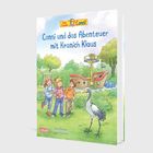 "Conni und das Abenteuer mit Kranich Klaus." Drei Kinder neben einem Kranich im Park, im Hintergrund ein Holzschiff.