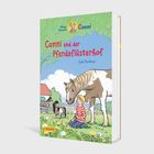 "Conni und der Pferdeflüsterhof" von Julia Boehme. Illustration: Mädchen sitzt neben Pferd auf Wiese, Ponys im Hintergrund.