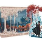 Illustration: Junge mit Brille und Zauberstab vor einer Burgkulisse, umgeben von bunten Bäumen und magischen Elementen.