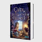 "Gwen und die Bibliothek der Wunder" von Jeanne Birdsall. Illustration eines Mädchens in einer Bücherreihe mit Kerze und Hund.