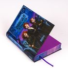 Das Buchcover zeigt drei junge Menschen in dunkler Kleidung vor einem gruseligen Hintergrund. Seiten sind lila.