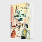 „HIER WOHNTEN WIR“ von Martine Letterie, Saskia Halfmouw. Illustration: Kinder in historischer Stadt, Vögel am Himmel.