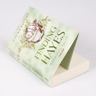 Der Text auf dem Buch lautet: "Finding Hayes" von Laura Pavlov. Auf dem Cover ist ein Feuerwehrhelm mit Efeu umgeben.