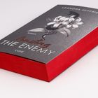 "Trusting the Enemy", Leandra Seyfried, Roman, Cove. Graues Cover, rote Schrift, Blumendesign, rote Buchseiten.