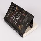 "Dear Reader" steht groß auf einem dunklen Buchcover, umgeben von Blumen. Text: "Devil's Backbone Society Chapter 1" von Tate James.