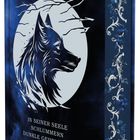 Text: "IN SEINER SEELE SCHLUMMERN DUNKLE GEHEIMNISSE." Illustration: Wolfskopf im Profil, umgeben von Ästen vor blauem Hintergrund.