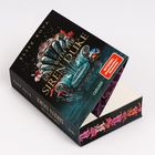 "Duet With The Siren Duke." Ein türkisfarbener Thron mit bunten Blüten, dunkelgrüner Hintergrund.