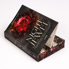 "Night Jewel" von Elena Zay. Schwarzes Cover mit rotem Juwel in der Mitte. Dekoratives, mystisches Design.