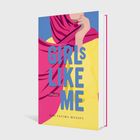 Text: "GIRLS LIKE ME" und "BIBI FATIMA MUSAVI". Illustration einer Person mit pinkem Kopftuch und gelber Kleidung.