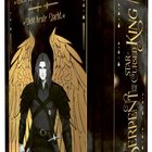 Text: "Wirst du mich töten, Oraya?" "Nicht heute Nacht." Illustration eines Mannes mit langen Haaren und goldenen Flügeln.