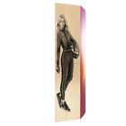 "13" auf Helm. Frau im Rennanzug mit Helm in der Hand, steht auf hellem Hintergrund. Vintage-Stil Illustration.