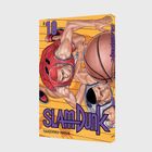 "Slam Dunk" in lila Schrift, #18 oben links, darunter zwei Basketballspieler im Wettkampf um den Ball.