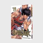 „#19“, „SLAM DUNK“, „TAKEHIKO INOUE“. Zwei Basketballspieler in Aktion, einer trägt ein rotes Trikot mit der Aufschrift „SHOHOKU“.