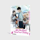 „… getreu seinem Ruf … Haruka Shirakawa!“ Die Illustration zeigt eine Person mit dunklem Haar vor einer Schule.