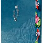 Text: "vorläufiges Cover". Illustration: Zwei stilisierte Fische, Wellenmuster, bunte Koi und Lotusblüten an der Seite.