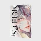 Aufschrift: "WORLD'S END BLUE BIRD 2." Nahaufnahme eines androgynen Gesichts mit silbrigem Haar und intensiven Augen.