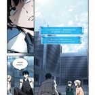 Ein Mann ist schweißgebadet. „Ich bin zurück...“ sagt er. Drei Personen sitzen auf dem Boden vor einem Gebäude.