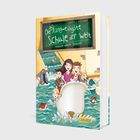 Text: "Die unlangweiligste Schule der Welt: Klasse unter Wasser." Illustration: Kinder in einem Boot in einem Klassenzimmer voller Wasser.