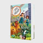 Schüler der SCHOOL OF TALENTS versammeln sich und hören dem Direktor zu. Illustration eines Jungen und eine Trompete.