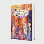 Buchtitel: "Die Schule der magischen Tiere: Wo ist Mr. M?" Illustration von Kindern und Tieren vor einem Gebäude.