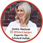 "Saskia Niechzial, @liniert.kariert, Expertin für Schule & Vielfalt." Frau mit blonden Haaren vor Ziegelwand.