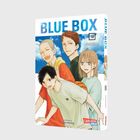 "BLUE BOX", "18", "Genieße es". Eine Manga-Illustration von vier fröhlichen Teenagern vor einem blauen Himmel.