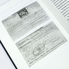 Zwei historische Postkarten mit handgeschriebenem Text und einem Stempel, auf einer offenen Buchseite abgebildet.