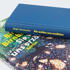 Text: Birgit Birnbacher, Sie wollen uns erzählen, Roman. Ein blaues Buch liegt auf einem bunten Buch.