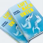 Titel: "LUFT NACH UNTEN", Autor: TAMARA STAJNER. Zwei Schwimmerinnen tauchen in blauem Wasser.
