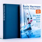 Buchtitel: "Die Welt unter meinem Boot" von Boris Herrmann und Walter Wüllenweber. Segelboot mit Person darauf.