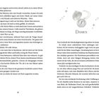 Seiten 20 und 21 eines Buches. Kapitel "DAMIEN" beginnt; ein offenes Medaillon ist abgebildet. Text erzählt über Scham und Hoffnung.