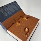 Es sind mehrere Absätze in Deutsch zu sehen. Eine Illustration zeigt Vögel auf Ästen vor einem Hintergrund mit konzentrischen Kreisen.