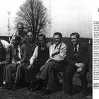 Entwicklung. Text beschreibt die Natter-Entwicklung im August 1944. Schwarz-Weiß-Foto: Gruppe von Männern sitzt und steht draußen.