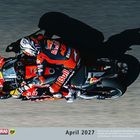 Kalender für April 2027. Motorradfahrer auf KTM mit roten Red Bull Logos in Aktion.