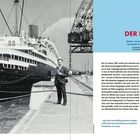 EINE KURZE GESCHICHTE DER KREUZFAHRT. Schwarz-weißes Foto eines großen Kreuzfahrtschiffs am Hafen, Mann im Anzug, Kran im Hintergrund.