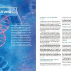 "Einleitung", "Longevity ist in aller Munde", "Longevity – was ist das überhaupt?", "Longevity beginnt JETZT!", "Wie geht »erfolgreiches Altern«?", "Longevity meint (auch und vor allem) Glücklichsein!". Ein DNA-Strang, blaue Hände im Hintergrund, links Textabsatz.